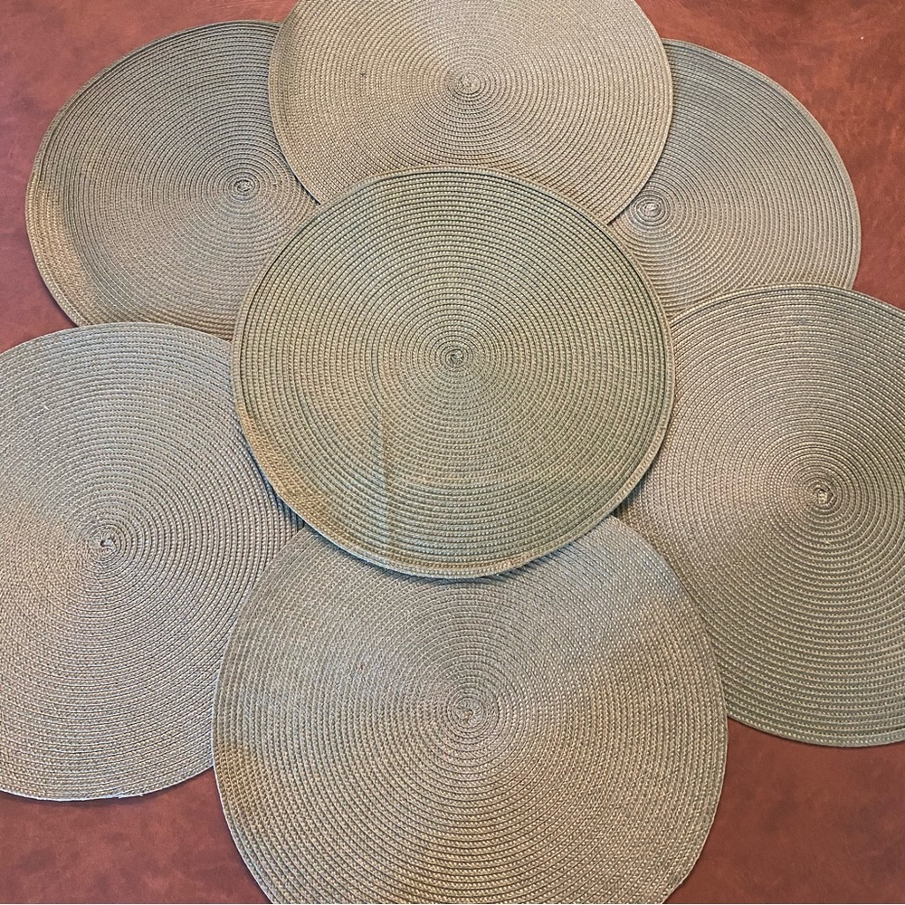 7 Circular Green Placemats
